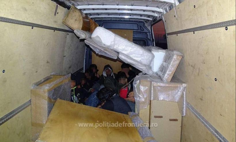 11 migranți au încercat să intre în România ascunși într-un microbuz care transporta mobilă