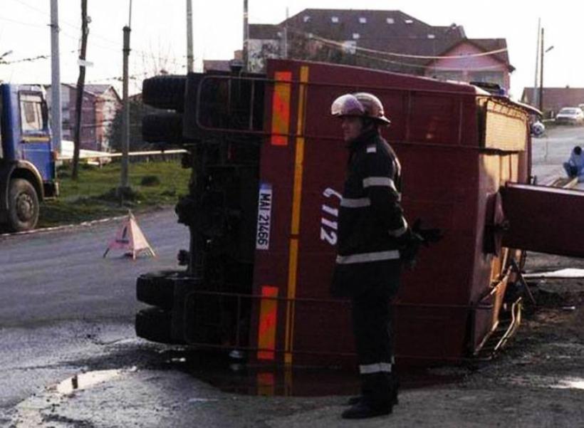 Accident GRAV în Pitești. O mașină de pompieri s-a răsturnat. Patru pompieri au ajuns la spital