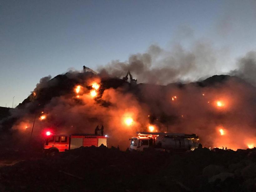 Muntele de gunoi de la Pata Rât, arde de aseară. Pompierii se luptă să stingă incendiul
