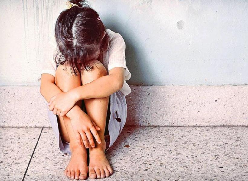 Șocant! O fetiţă de 13 ani a fost bătută şi violată de cei care i-au dat viață