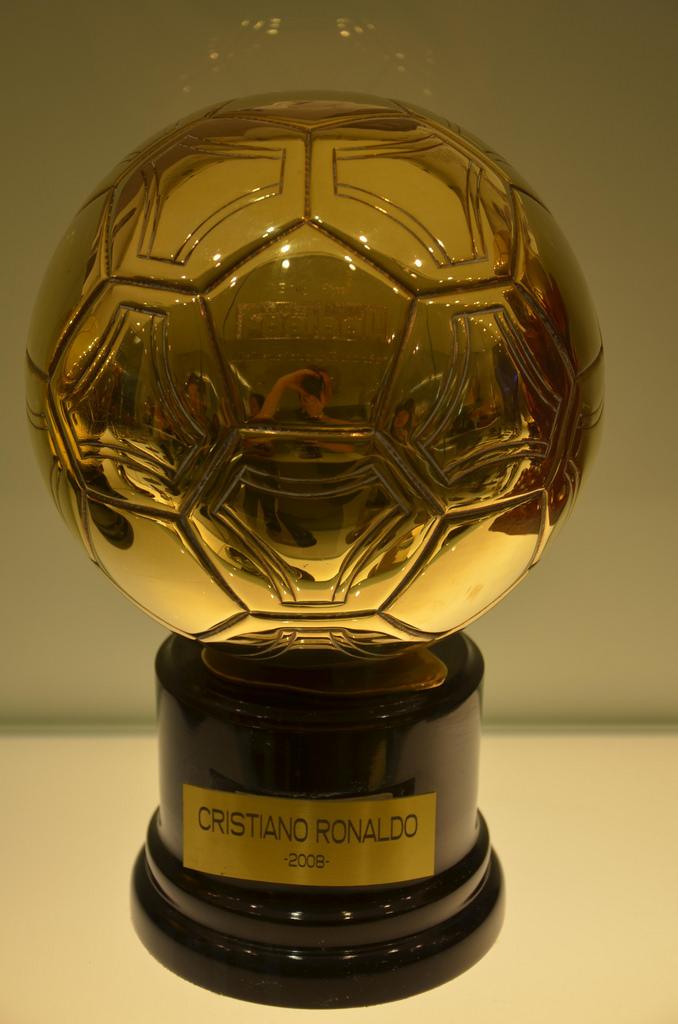 Trofeul Balonul de Aur al lui Cristiano Ronaldo cumpărat de fiul unui afacerist născut în România