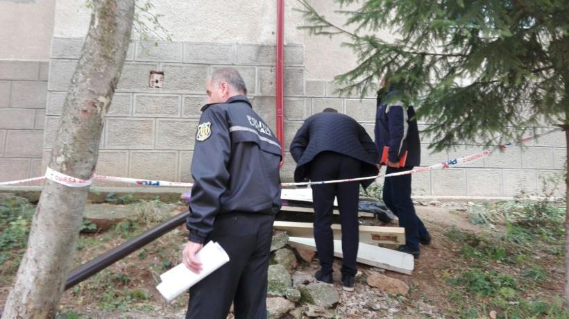  25 de locatari ai unui bloc din Brașov au fost evacuați de urgență după ce terenul de sub fundație s-a prăbuțit parțial