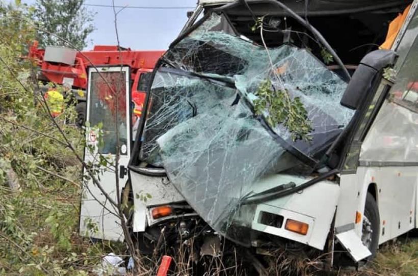 Accident grav în Ungaria! Un autocar plin cu pasageri s-a răsturnat
