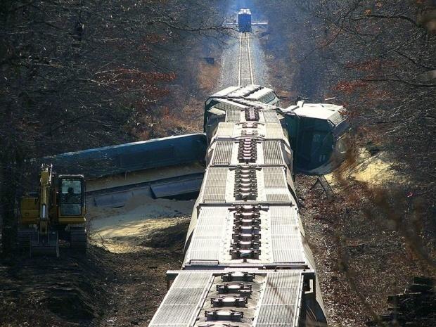 Accident TERIBIL între un tren și un autobuz. Cel puțin 19 persoane și-au pierdut viața