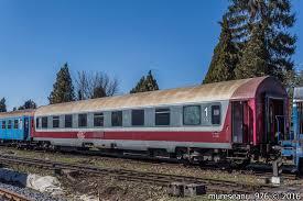 Circa o sută de călători așteaptă în trenuri deblocarea căii ferate de copacii cazuți în județele Bistrița Năsăud și Suceava