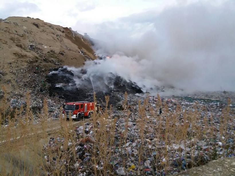 Încă o groapă de gunoi a luat foc. Pompierii brașoveni se luptă de peste 12 ore cu incendiul