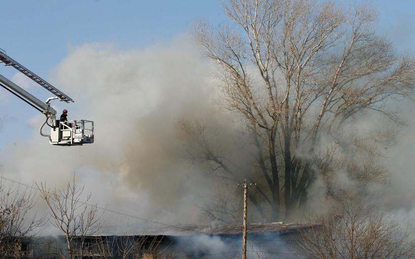 Nou incendiu la o groapă de gunoi din România. Gunoiul arde mocnit în rampa din Tecuci