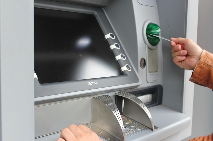 Nouă metodă a infractorilor de înşelare a băncilor: aceeaşi sumă retrasă simultan de la bancomat şi ghişeu