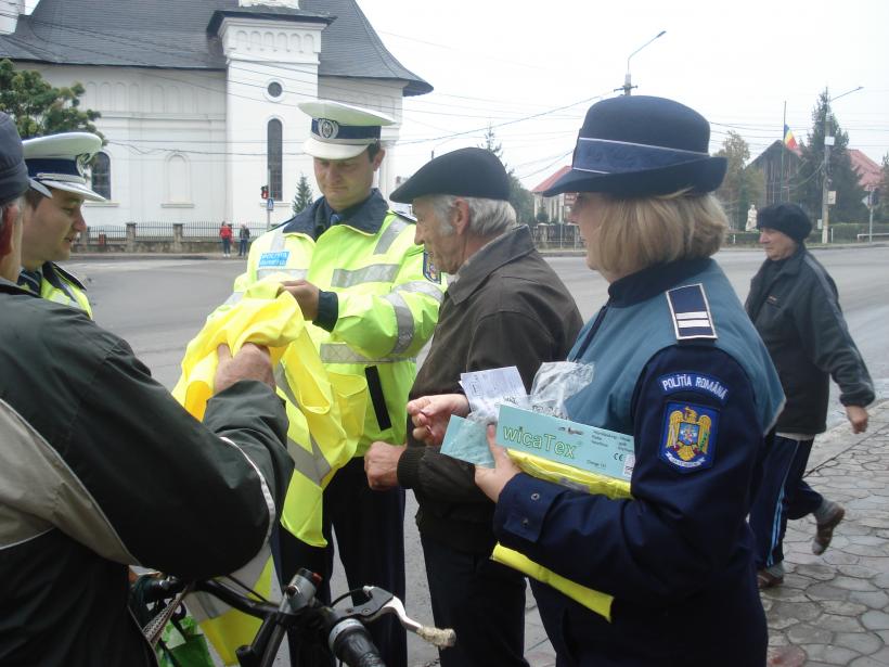 Poliţiştii au făcut recomandări pietonilor cu ocazia Zilei Siguranţei rutiere.
