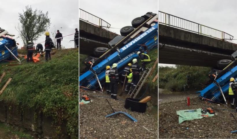 Accident grav în Dâmboviţa. Un camion-macara de 40 de tone s-a prăbuşit într-un râu