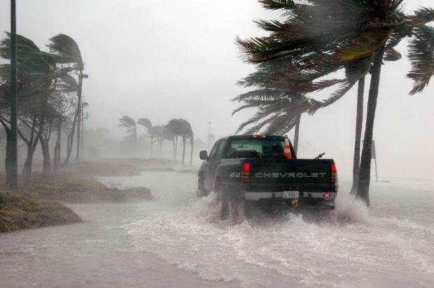 Furtuna Nat s-a transformat în uragan în drum spre SUA