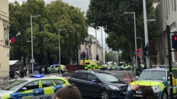 ALERTĂ! O mașină a intrat în mulțime, la Londra. Mai multe persoane au fost rănite