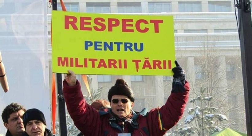 Peste 200 de militari au protestat în faţa Academiei Militare nemulţumiţi de Legea salarizării unitare şi alte acte normative 