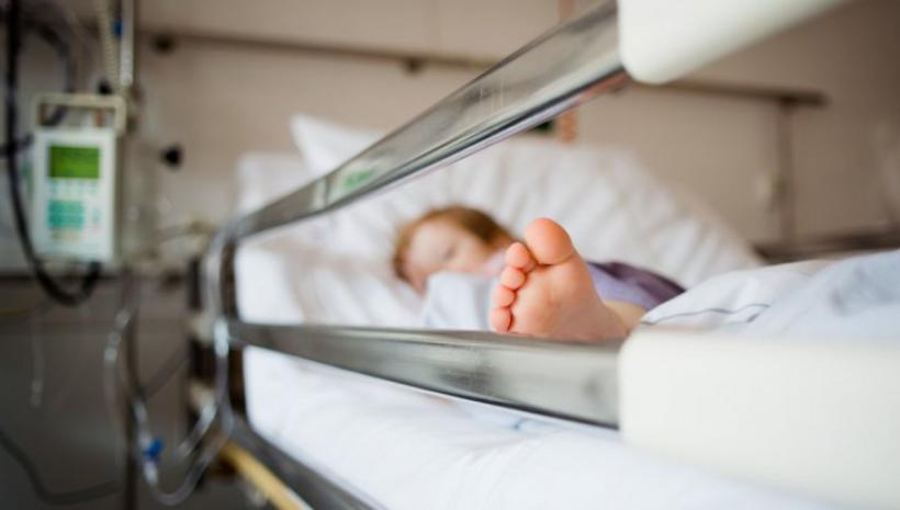 Șocant! Un bebeluș a fost adus în stare gravă la spital după ce a fost bătut de propriul tată