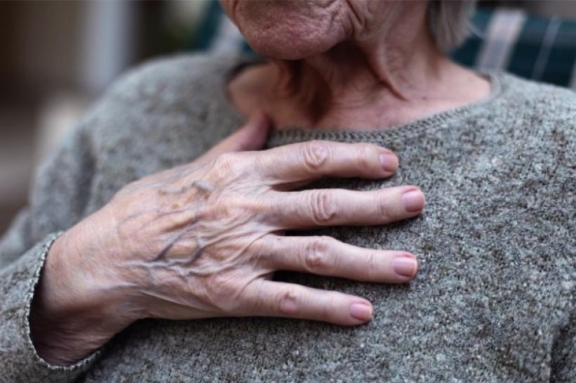 Halucinant: O bătrână bolnavă și imobilizată la pat omorâtă în bătaie de cei care ar fi trebuit s-o ajute