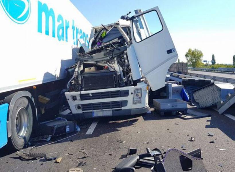 Tragedie pe o autostradă din Ungaria.!  Un tir românesc a făcut praf un autobuz plin cu polițiști maghiari
