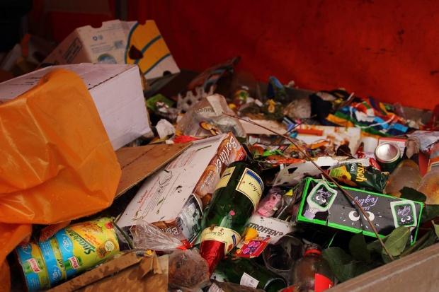 Halucinant! Un bărbat din Constanţa a strâns atât de multe gunoaie în locuință încât a râmas blocat în apartament