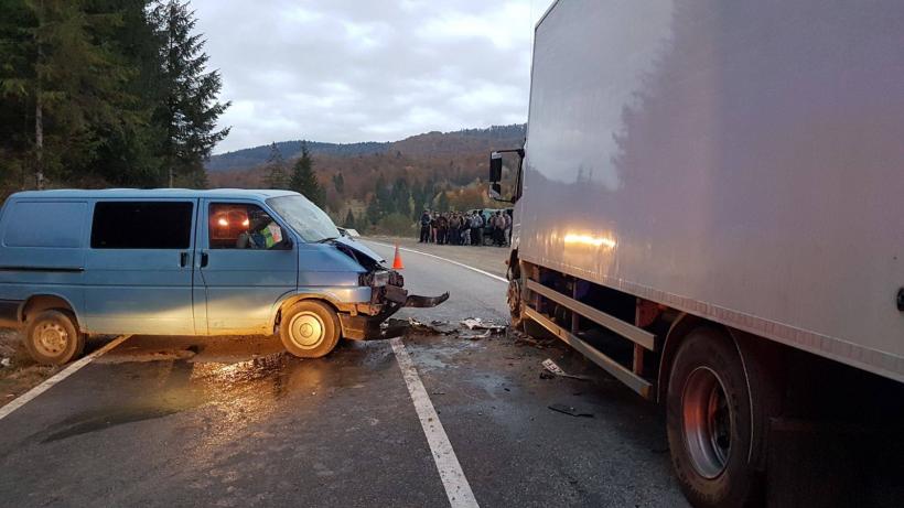 Accident TERIBIL între un camion și un microbuz în Neamț. A fost declanșat Planul roșu de intervenție