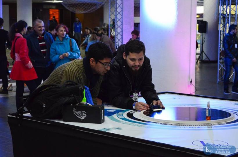 Lupte de sumo şi fotbal între roboţi, la Robochallenge 2017 18590510