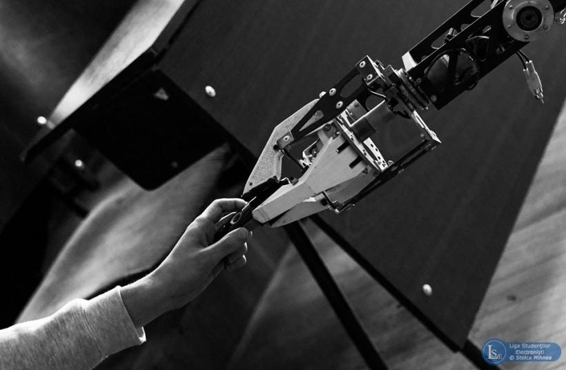 Lupte de sumo şi fotbal între roboţi, la Robochallenge 2017 18590511