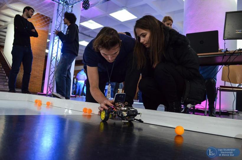 Lupte de sumo şi fotbal între roboţi, la Robochallenge 2017 18590512
