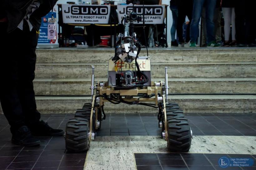 Lupte de sumo şi fotbal între roboţi, la Robochallenge 2017 18590513