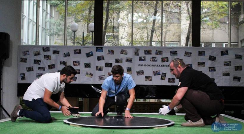 Lupte de sumo şi fotbal între roboţi, la Robochallenge 2017 18590515