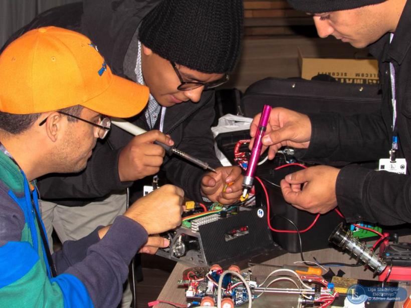 Lupte de sumo şi fotbal între roboţi, la Robochallenge 2017 18590520