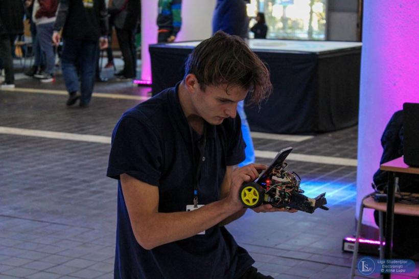 Lupte de sumo şi fotbal între roboţi, la Robochallenge 2017 18590521