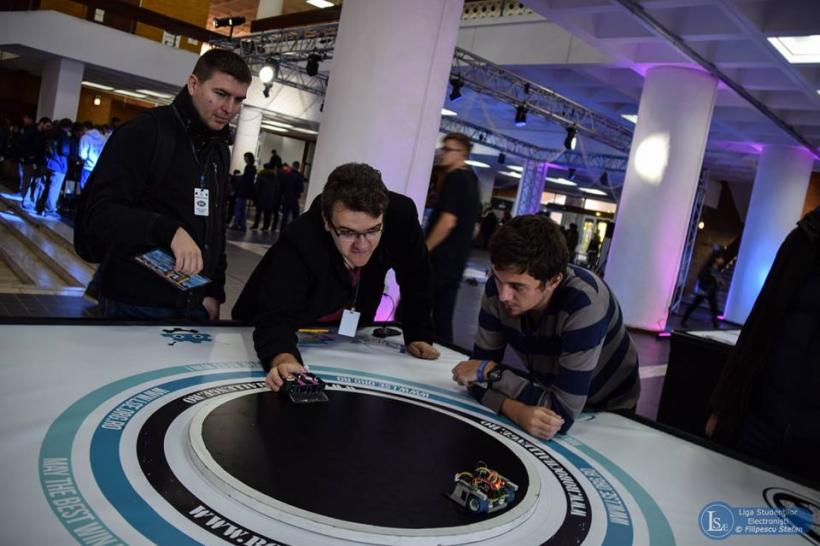 Lupte de sumo şi fotbal între roboţi, la Robochallenge 2017 18590524