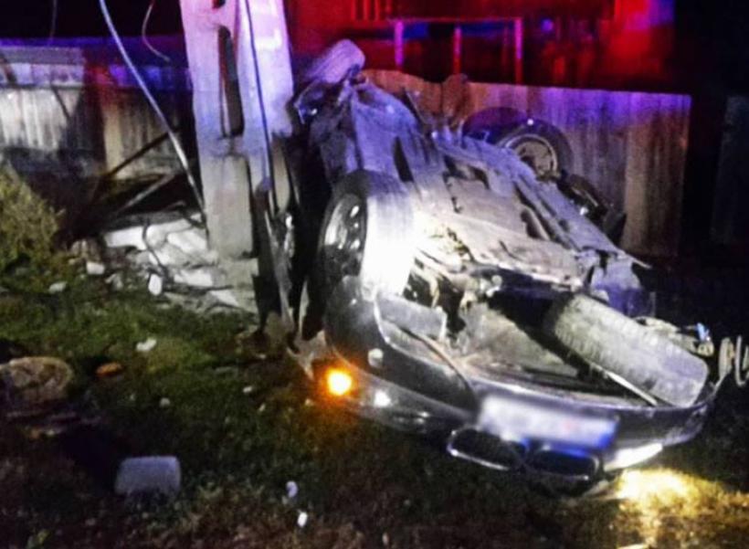 Accident grav la Suceava! Doi băieți teribiliști au murit pe loc după ce au intrat cu BMW-ul într-un stâlp 