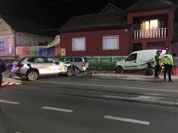 Aflată la volanul unui BMW, o femie a distrus 3 mașini pe o stradă din Arad