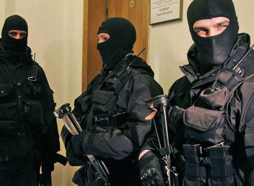 Zeci de mascaţi au luat cu asalt Tribunalului Constanţa pentru a-i proteja pe martori în cel mai mare dosar de trafic de droguri din România