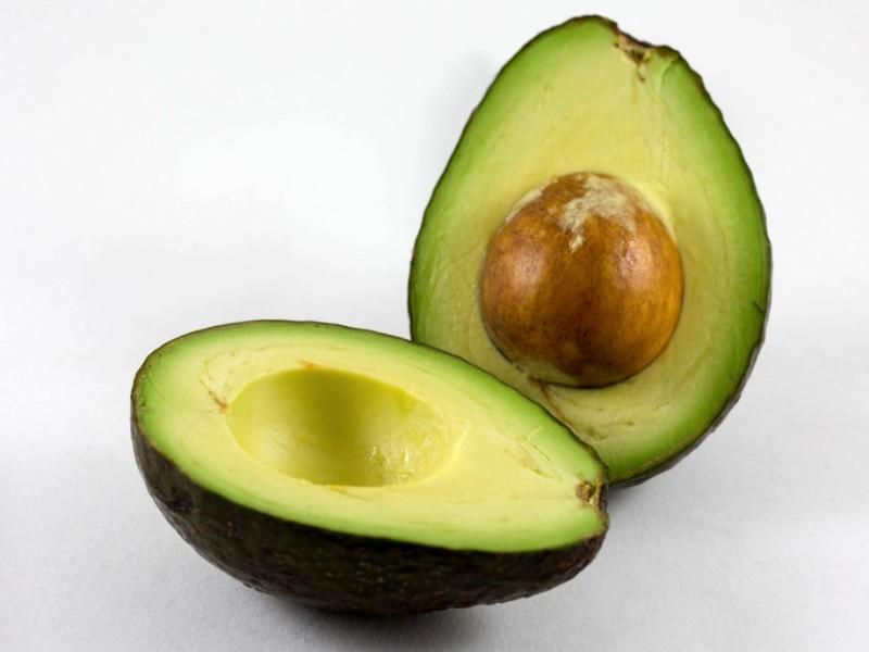 Sâmburii de avocado luptă împotriva cancerului. Cum pot fi consumați