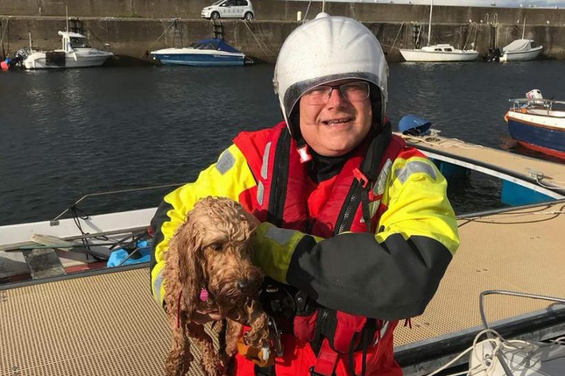  VIDEO - Salvare dramatică în largul Scoţiei. Paza de coastă a scos din apă un câine care era pe cale să se înece