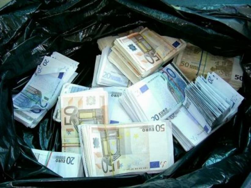 Caz incredibil!O femeie a aruncat din greşeală 9.000 de euro la gunoi 