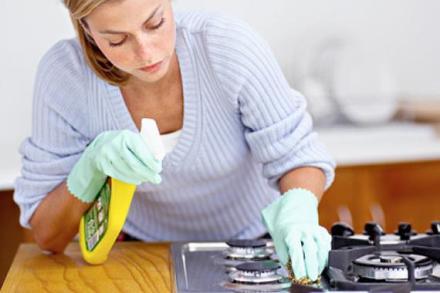Studiu: Româncele se dedică treburilor casnice peste zece ore săptămânal iar bărbaţii cel mult patru ore