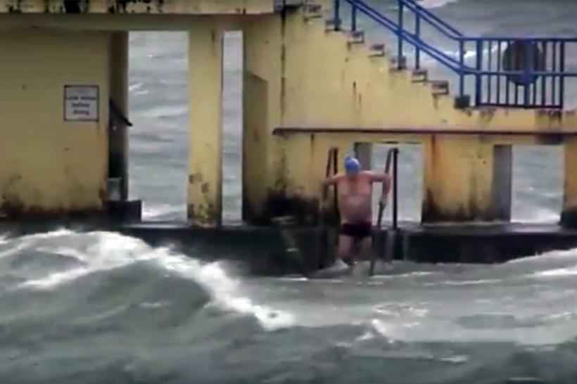 VIDEO - Un pensionar irlandez a făcut baie în Atlantic în timpul uraganului Ofelia