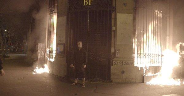 Artistul conestatar rus, Piotr Pavlenski, internat la psihiatrie după ce a incendiat o bancă la Paris