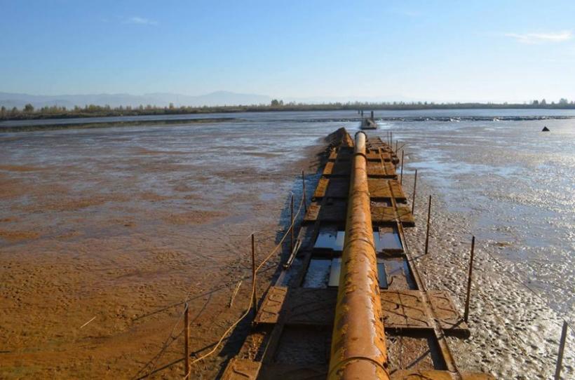 Catastrofă ecologică pe râul Lăpuș. Aproximativ două tone de deșeuri cu minereuri neferoase au ajuns în apă