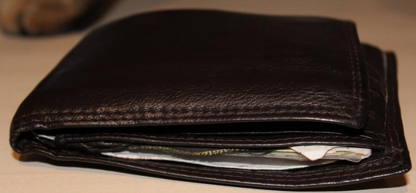 Un tânăr a predat poliţiştilor din Motru un portofel găsit pe stradă în care erau 700 de euro