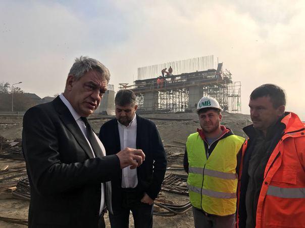 Mihai Tudose, vizită neanunţată pe şantierul autostrăzii Deva - Lugoj