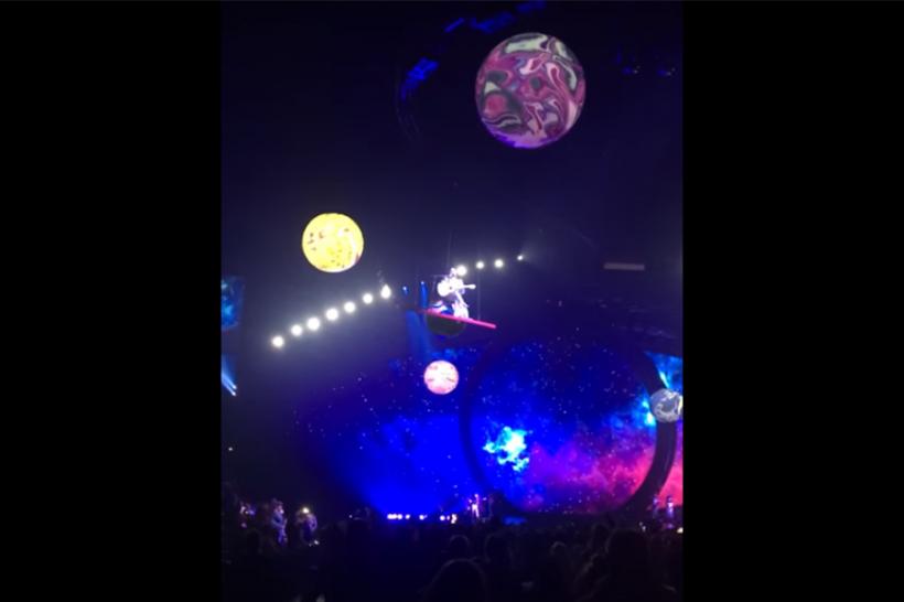VIDEO - Momente de groază pentru cântăreața Katy Perry. Accident nefericit în plin concert 