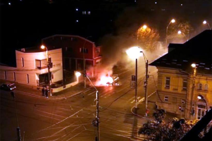 VIDEO - Un Mercedes a luat foc în mers, pe o stradă din Galați