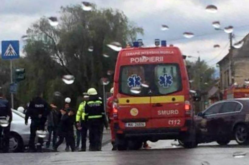 Accident cu un rănit în Sibiu. Ambulanță SMURD și echipaj de la descarcerare, intervin la fața locului