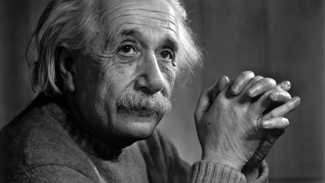 Doua bileţele scrise de mână de Einstein vor fi vândute la licitaţie în Israel 