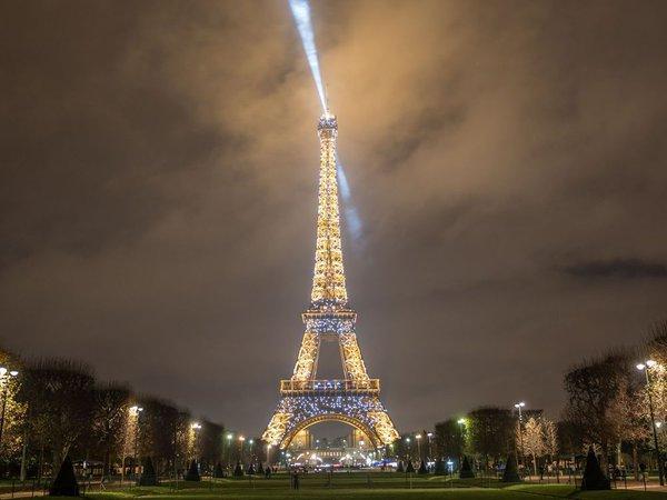 Turnul Eiffel, iluminat duminică seară de focuri de artificii în onoarea... unui serial