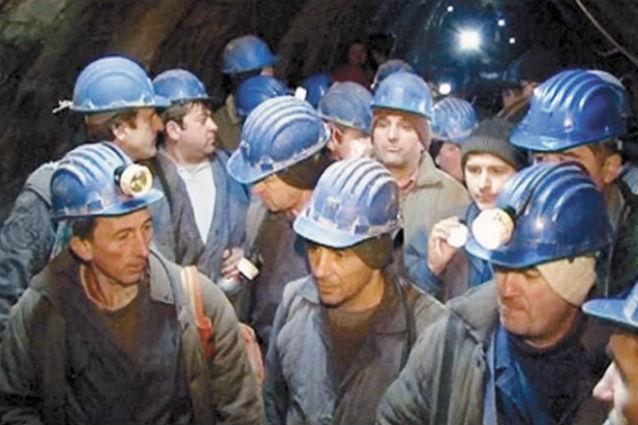 Gorj: Circa 40 de mineri, în greva foamei în faţa sediului Complexului Energetic Oltenia