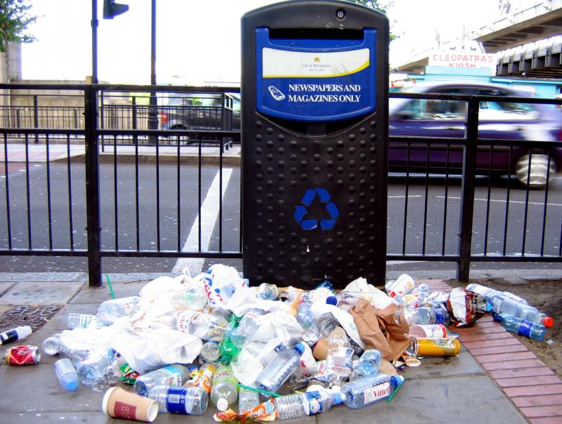 Marea Britanie dublează amenzile pentru cei care aruncă gunoaie pe jos până la 200 de dolari