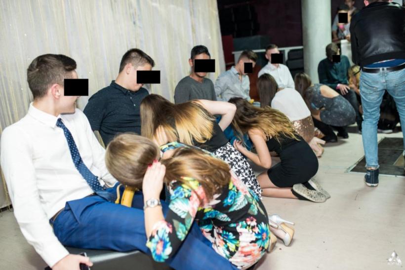 Imagini scandaloase, la un bal al bobocilor din Cluj-Napoca